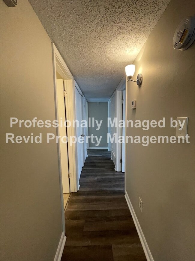 Building Photo - Charming 3 Bedroom Home!