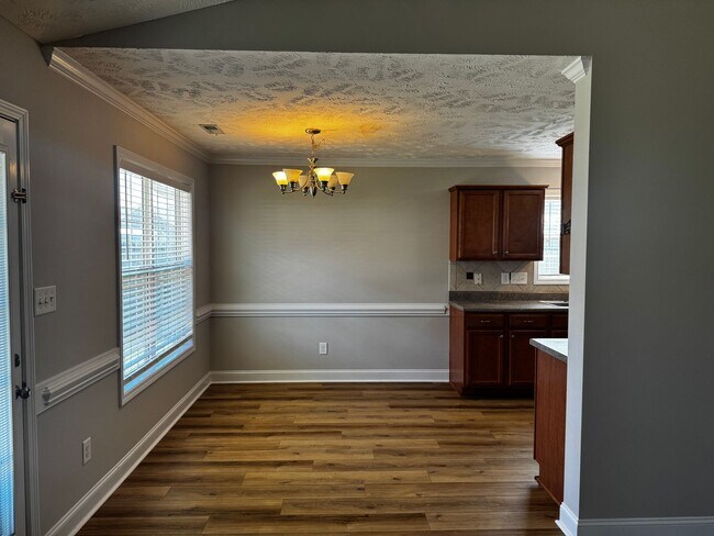 Building Photo - 3 Bedroom 2 Bath with Bonus in Hope Mills