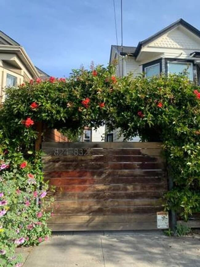 Building Photo - 832.5 Milton St