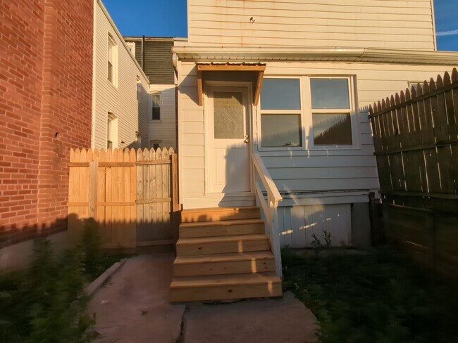 Building Photo - 1529 W King St