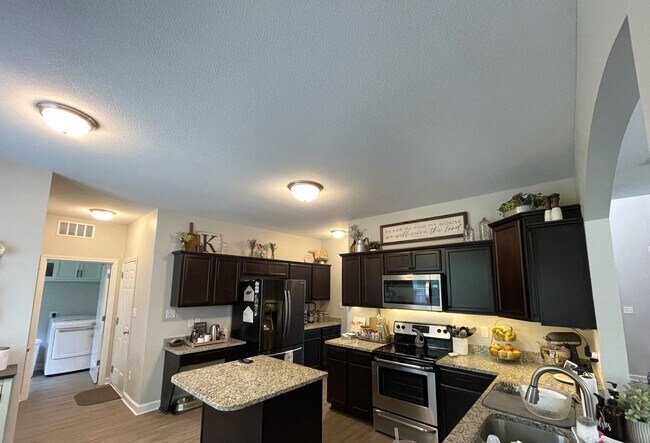 Building Photo - 211 Seneca Ct