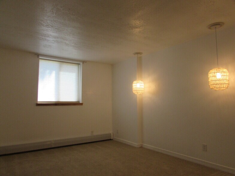 Building Photo - 3150 Lakeside Dr