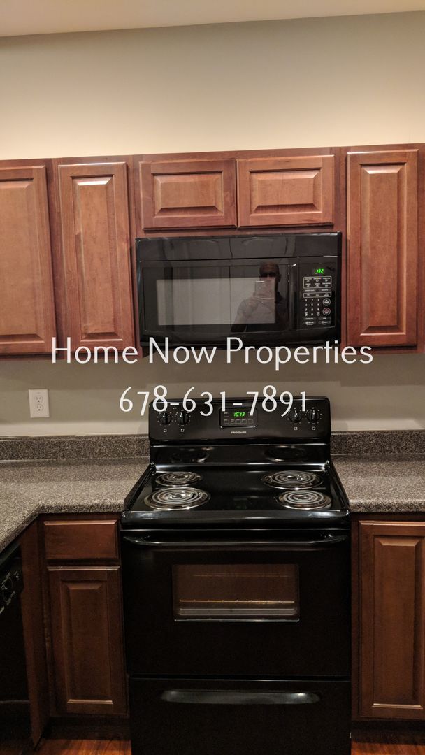 Building Photo - Renovated Townhome w/ Hardwood Floors + Updated Kitchen!