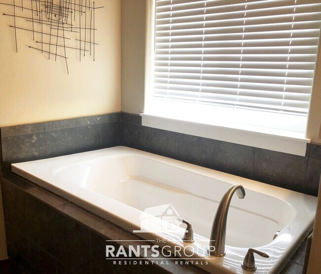 Building Photo - Beautiful Tumwater Home with Stunning Kitchen & Spacious Layout