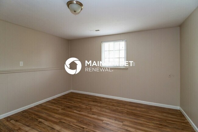 Building Photo - 4 Bedroom Pet-Friendly Home in Louisville, KY with Main Street Renewal