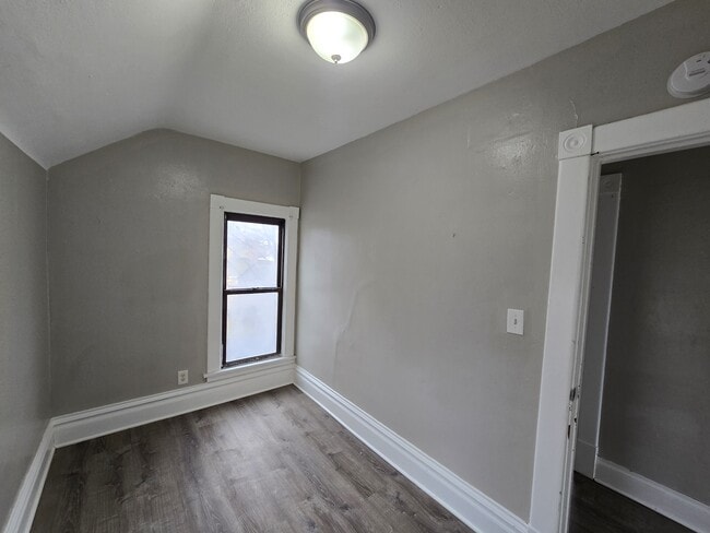 Building Photo - 214 Edwards St