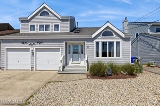 Building Photo - 22 Longpoint Dr