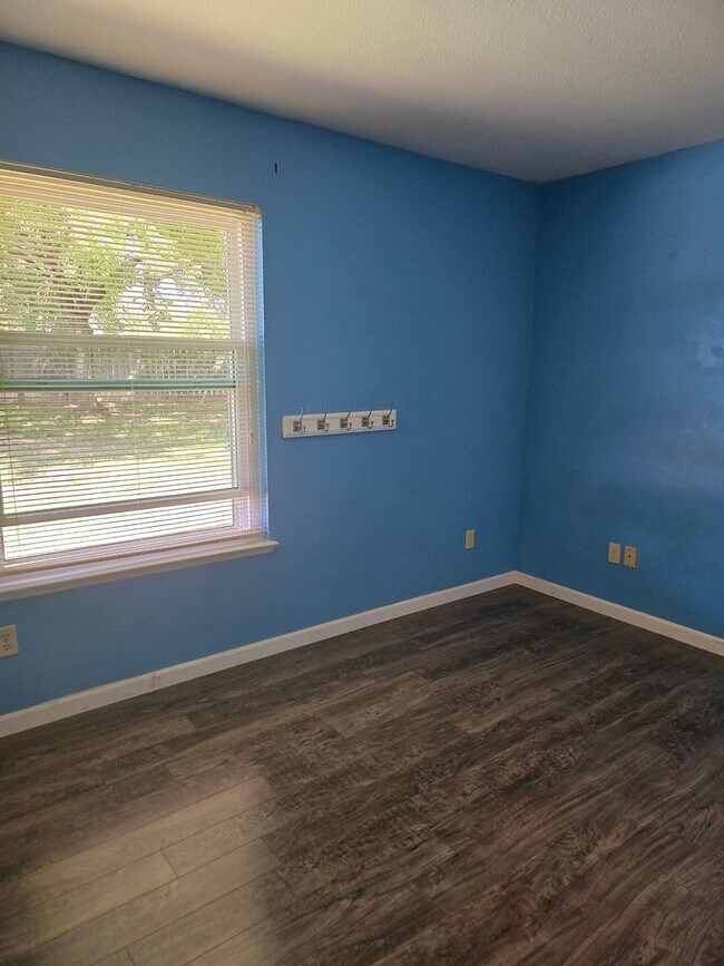 Building Photo - Pet Friendly solar home!