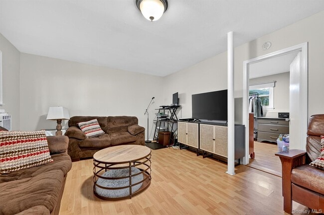 Building Photo - 731 Manette Ln