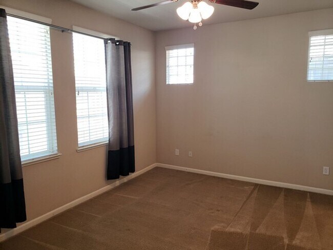 Building Photo - Two Bedroom Condo in South Reno