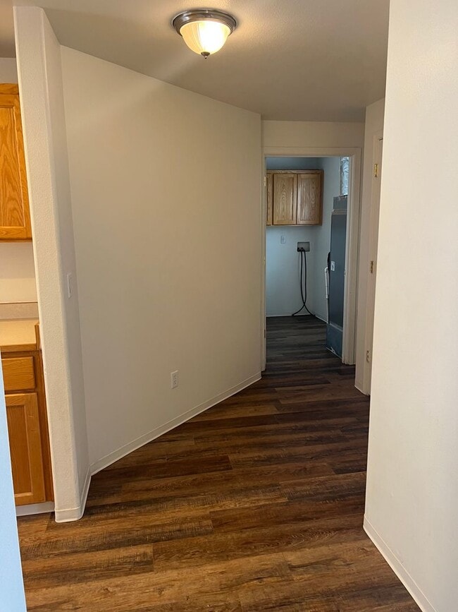 Building Photo - Lovely 3 bedroom, 2.5 bath home with laundry, near schools