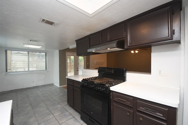 Building Photo - 510 Chambly Dr