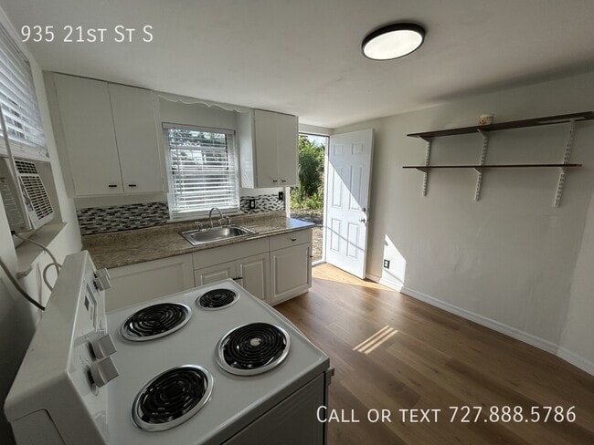 Building Photo - 935 21st St S