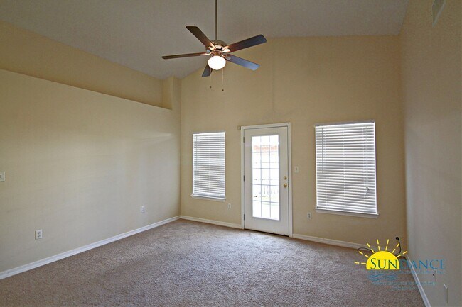 Building Photo - Great 3 Bedroom Home in Mary Esther!