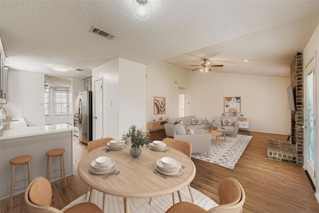 Building Photo - 9839 Briar Ridge Dr