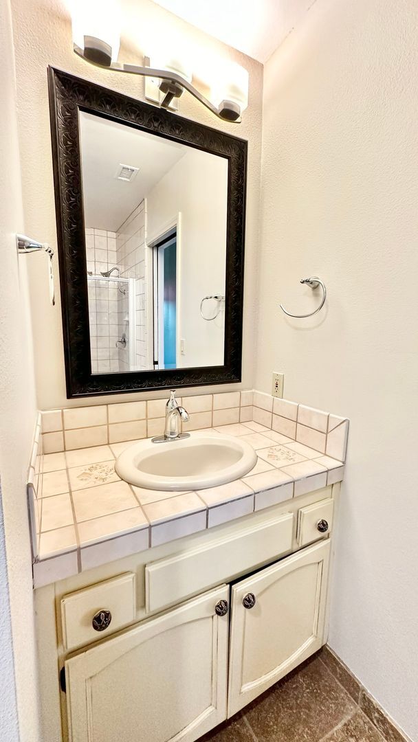 Building Photo - Lovely semi-attached, Single-Story Guest H...