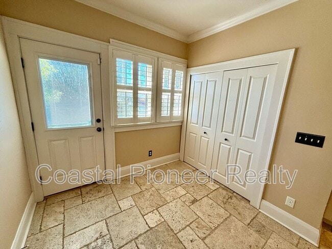 Building Photo - 5406 N Suwanee Ave