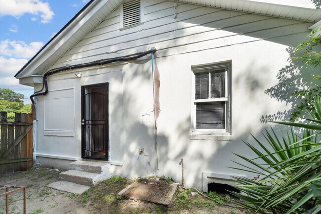 Building Photo - Bright & Stylish 3-Bedroom Home Near Downtown Savannah