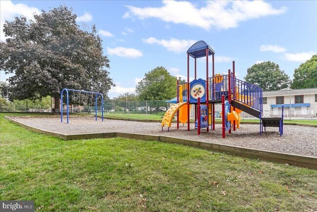 Building Photo - 510 Valley Dr