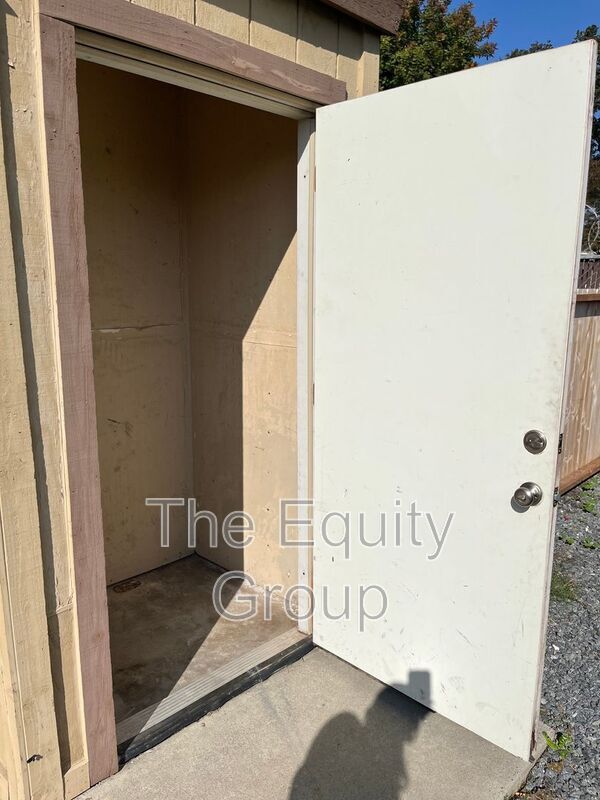 Building Photo - 3930 W Meadow Ave