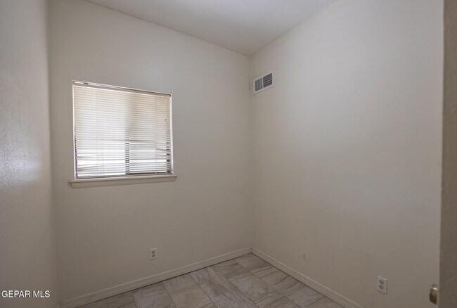 Building Photo - 3329 Running Deer Dr