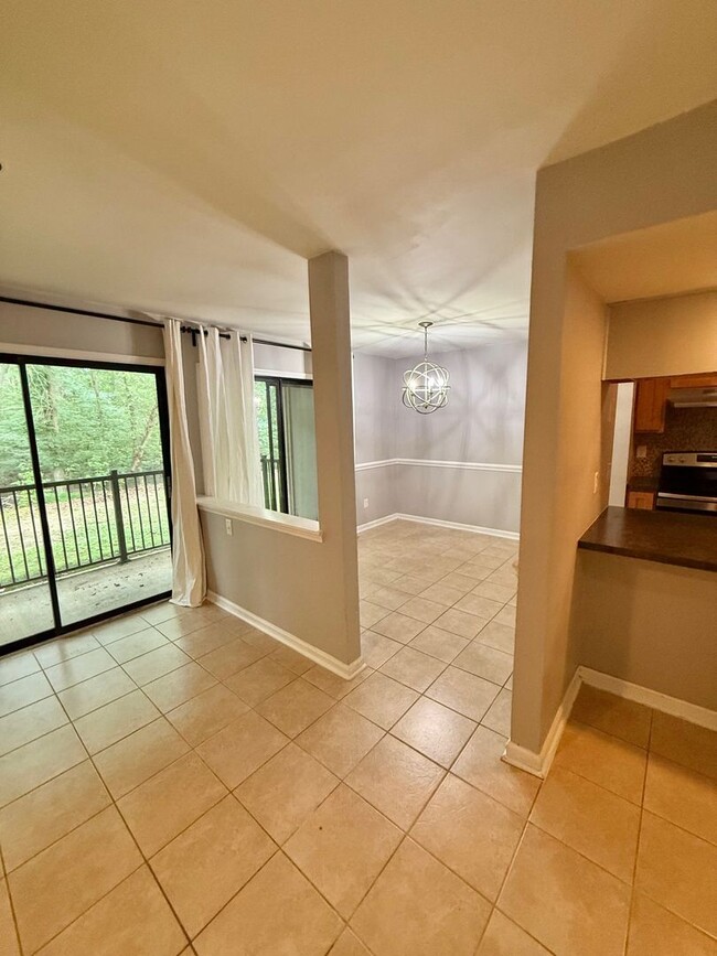 Building Photo - Fully Renovated 2 Bed, 2 Bath Ground-Floor...