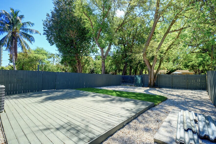 Private Yard - 1556 NE 135th St