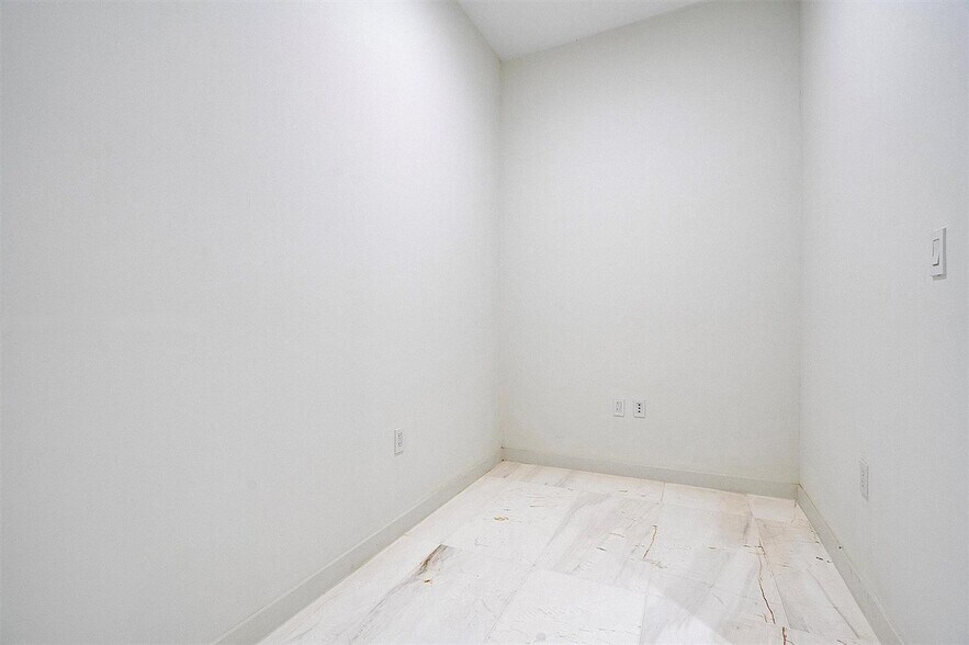 Building Photo - 300 Biscayne Boulevard Way