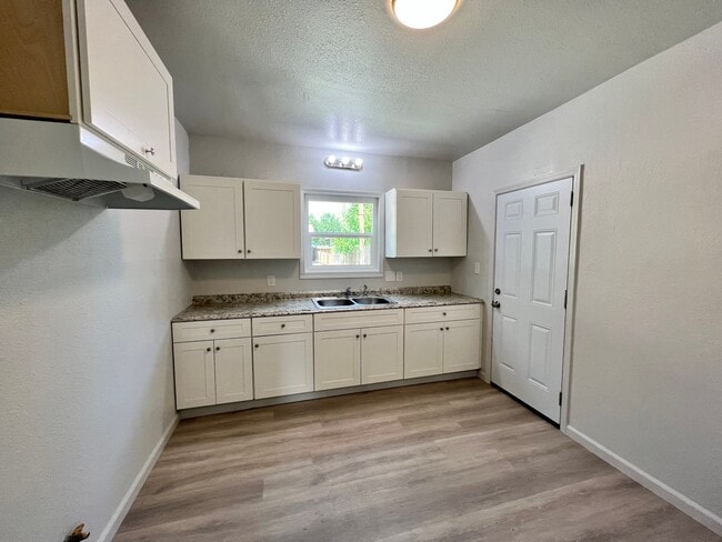 Building Photo - Charming 2 Bedroom, 1 Bathroom Home - Refreshed Interior