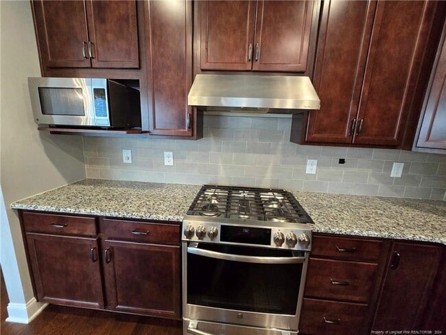 Building Photo - Rental in gated Gates Four!