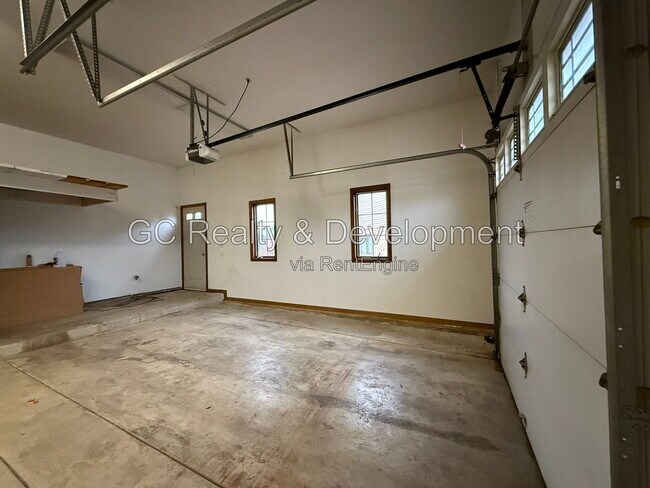 Building Photo - 319 Dee Ct