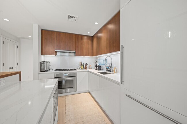 Building Photo - 1000 Maxwell Ln