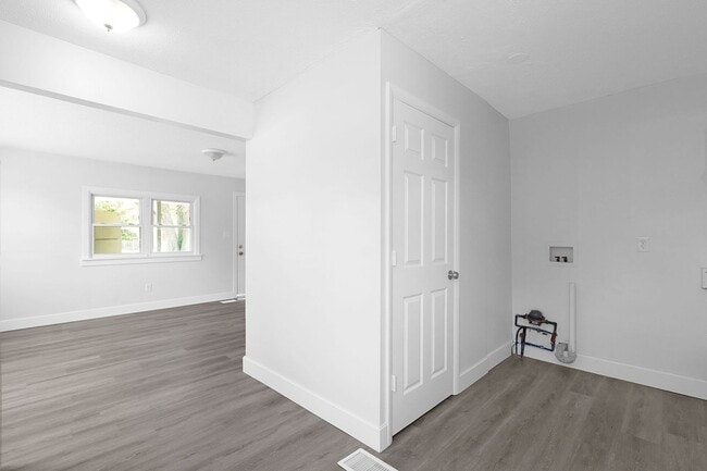 Building Photo - 886-888 Derrer Rd