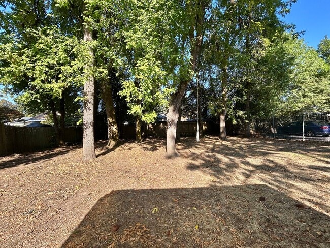 Building Photo - Serene 2 Bed, 1 Bath Home