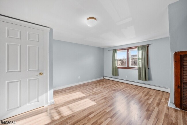 Building Photo - 46 King St