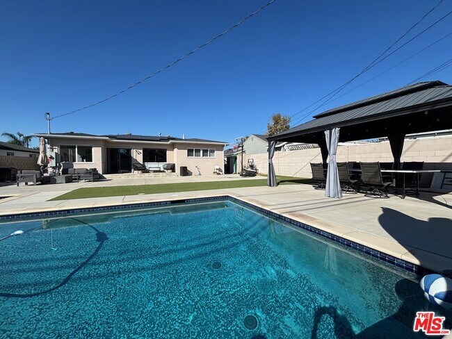 Building Photo - 10148 Gothic Ave