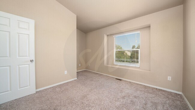 Building Photo - 4 Bedroom Home in Barnstormers Landing