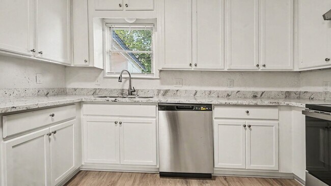Building Photo - 654 Ridge Dr
