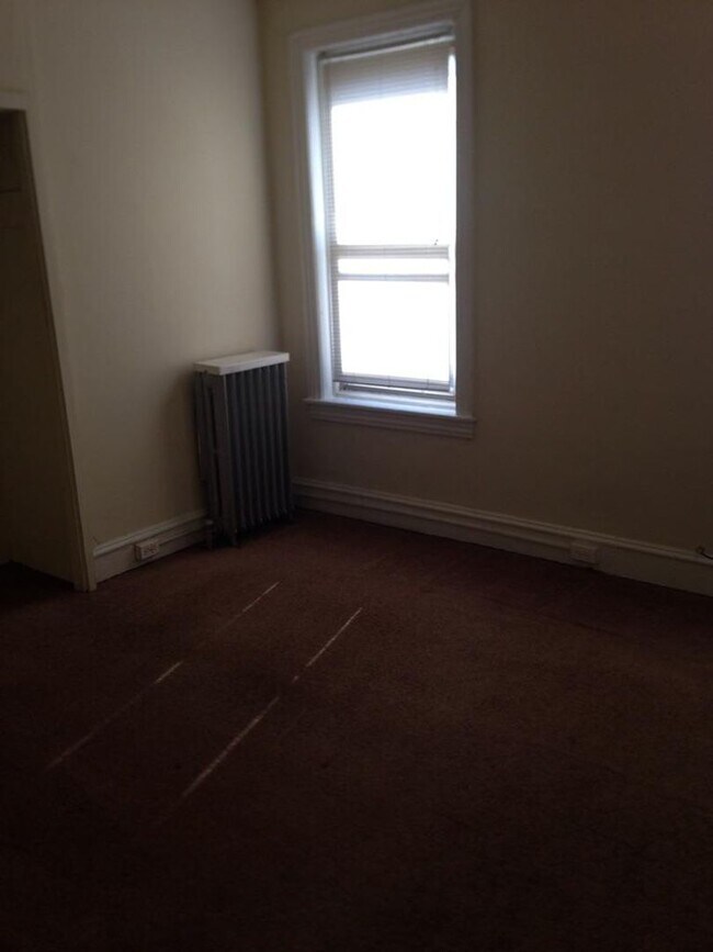 Building Photo - Come see this beauty today