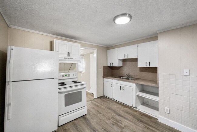 Building Photo - Cute St Pete Bungalow 3/1