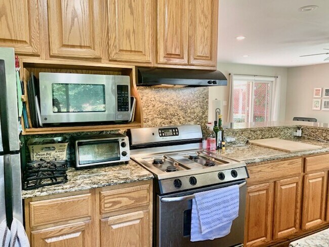 Building Photo - Light filled 2 BR plus 2 rooms, 2 FB including one in finished basement. Great location