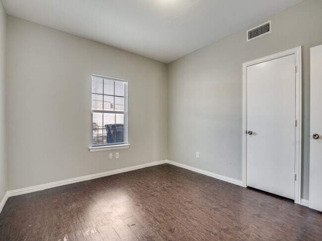 Building Photo - Jewel St- Duplex