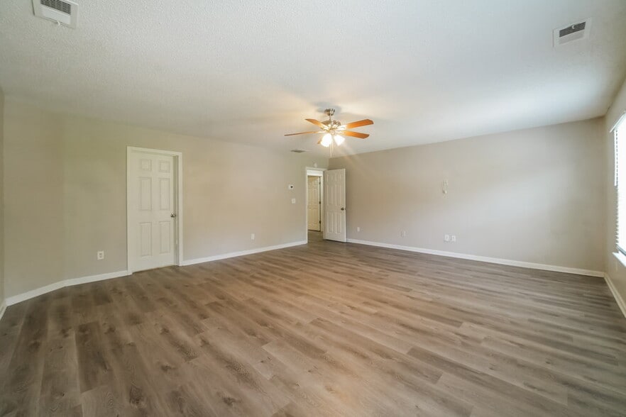 Building Photo - 1027 Sycamore Ln