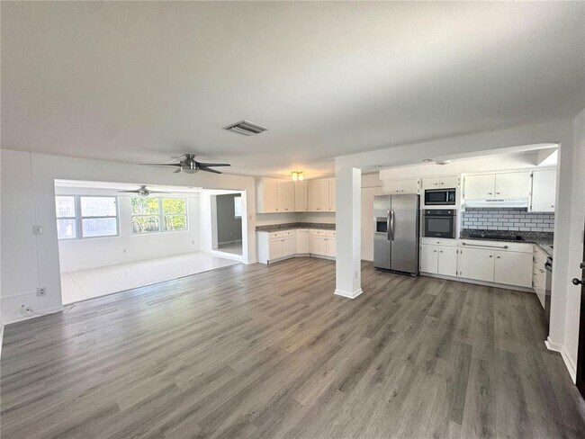 Building Photo - 13864 Dominica Dr