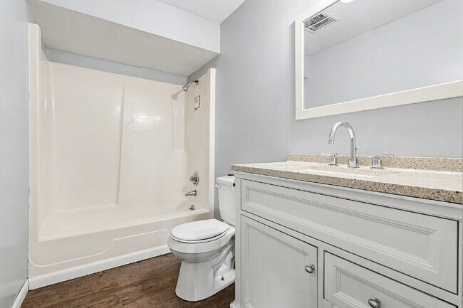 Building Photo - 2 Bedroom Newly Updated Apartment Rental - $1100/Month