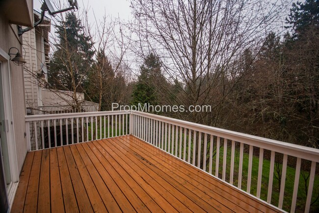 Building Photo - Luxury Three Bedroom, Three Bath Townhouse with Attached Garage