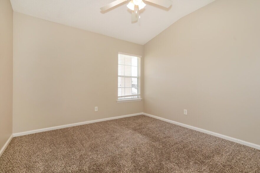 Building Photo - 1716 Hollow Glen Dr