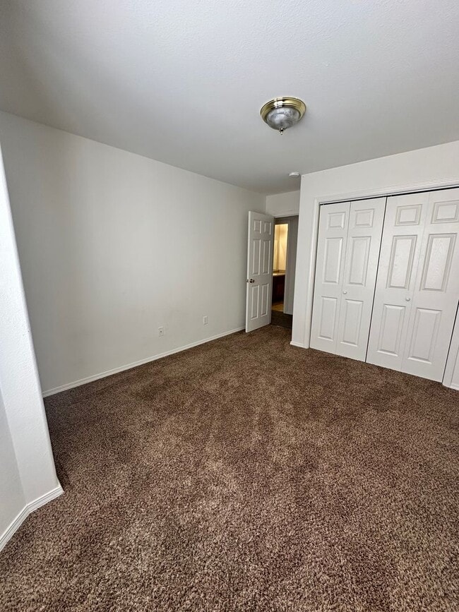 Building Photo - Lovely 3 Bedroom Apartment- Close to Schools/Parks!