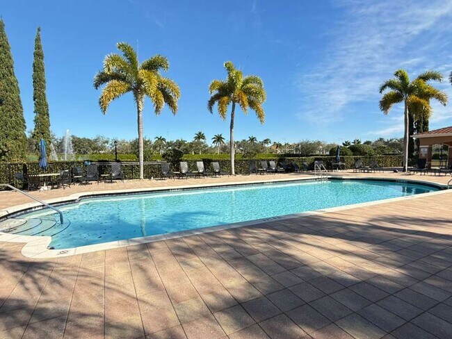 Building Photo - Remodeled, Move-In Ready 3-Bedroom Condo in Prime Naples Location