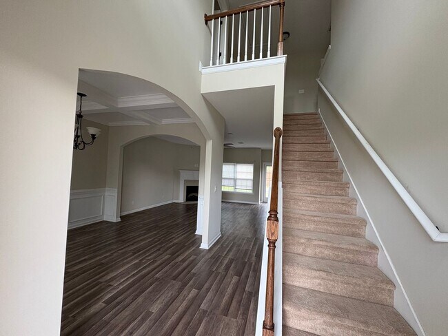 Building Photo - RATE DROP ALERT! (was $2400/month)